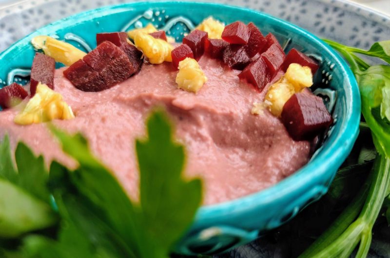 Rote Bete Hummus mit Walnüssen