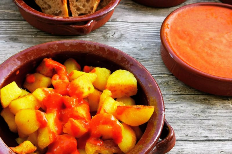 Patatas Bravas mit Paprikasauce - der Tapas Klassiker