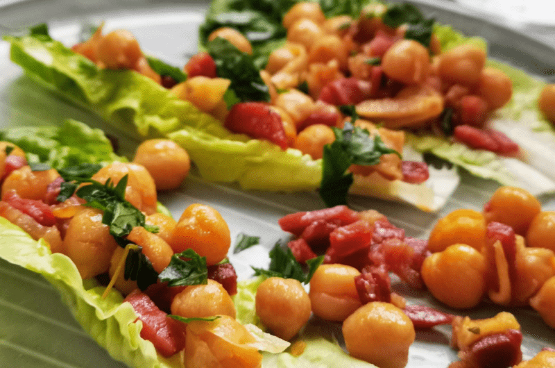 Lauwarmer Kichererbsen Salat mit Serano