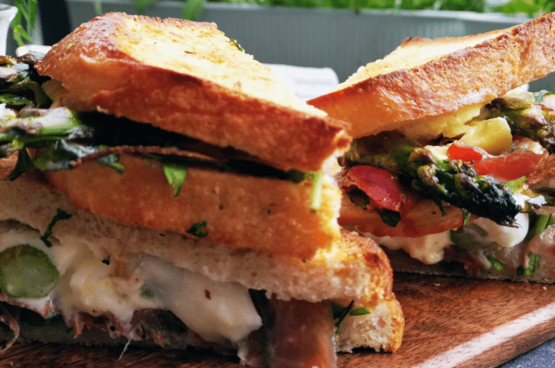 Sandwich mit gruenem Spargel und Bueffelmozzarella